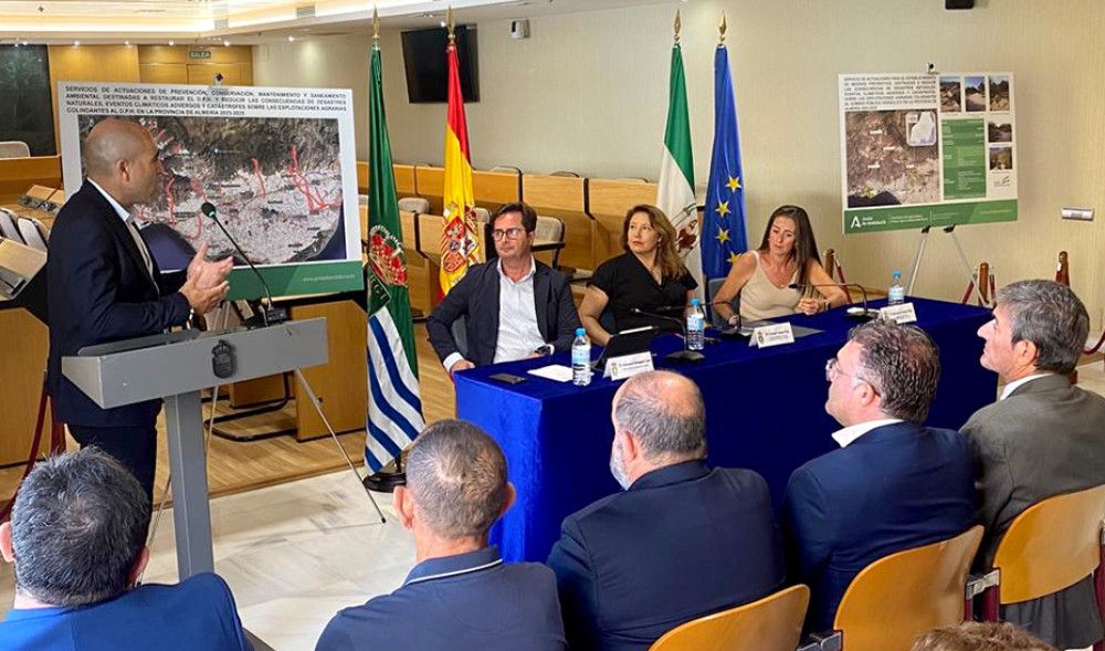 La Junta destina 4 millones a 60 nuevas actuaciones en cauces y ramblas del Poniente de Almería