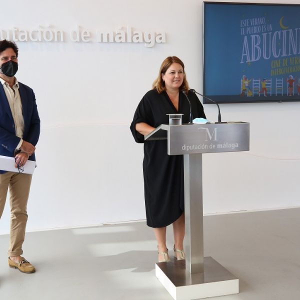 La Diputación anima a abuelos y nietos a disfrutar del cine de verano en catorce municipios de la provincia