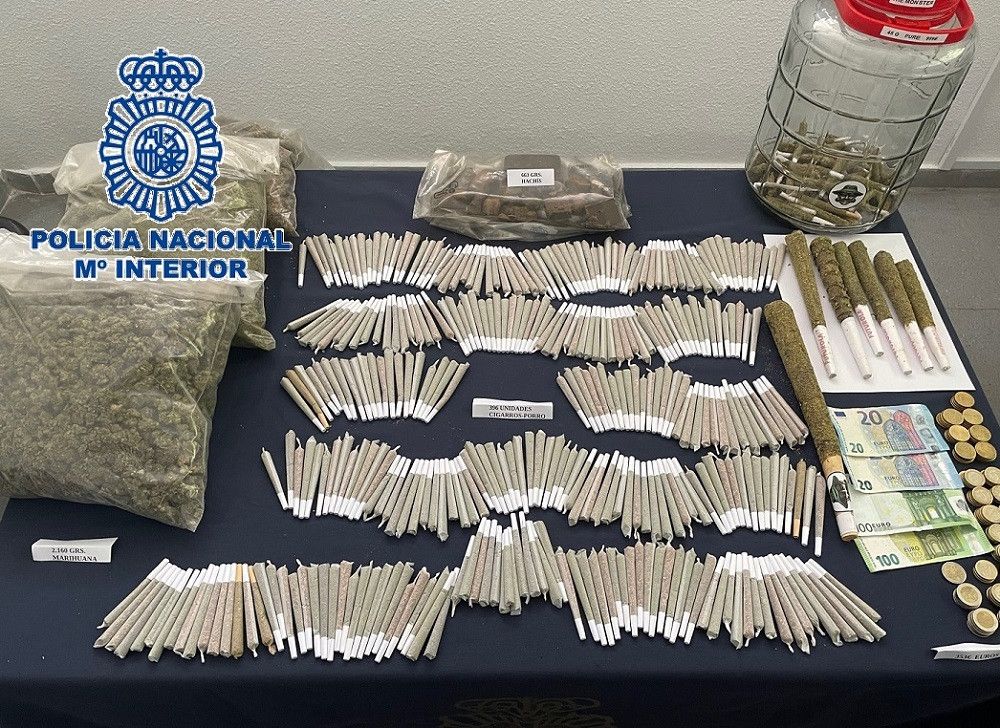 La Policía Nacional desmantela en San Pedro Alcántara un coffee shop’ donde distribuían porros de tamaño XL a mil euros