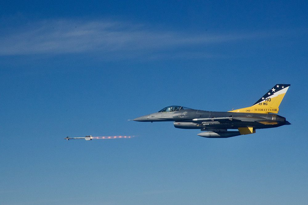 Estados Unidos aprueba otro paquete de ayuda militar a Ucrania formado por 250 millones de dólares y misiles AIM-9M