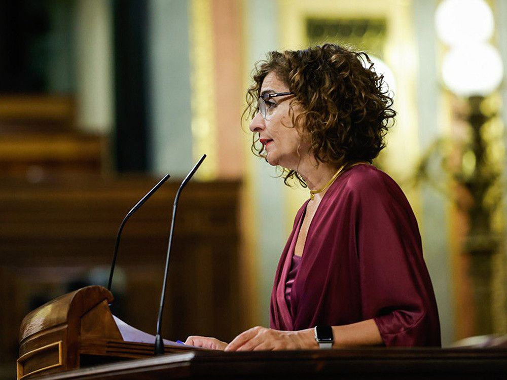 La ministra de Hacienda consigue el aval del Congreso para aumentar la deuda del país