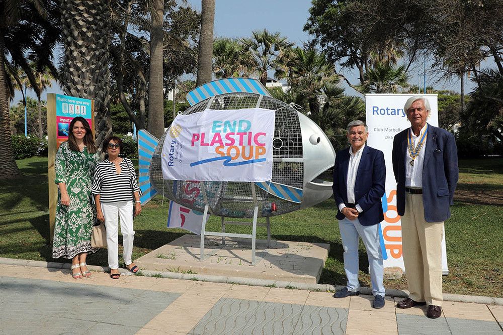 El Rotary Club instala en el Paseo Marítimo de San Pedro una escultura con forma de pez gigante en la que depositar residuos plásticos
