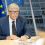 <p style="text-align: justify;">El cofundador de Microsoft, Bill Gates, advirtió que, en su opinión, la inteligencia artificial (IA) podría desencadenar acontecimientos que provocarán la muerte de 1.000 millones de personas. Por eso, abogó por establecer restricciones legislativas al uso de la IA.</p>
 
<blockquote>
<p style="text-align: center;"><span style="color: #999999;">"La IA es, sin duda, lo suficientemente poderosa como para propiciar acontecimientos que causen 1.000 millones de muertes", afirmó Gates en una entrevista con medios estadounidenses</span></p>
</blockquote>
<p style="text-align: justify;">La agencia oficial de noticias rusa Sputnik informa de que, en sus palabras, la humanidad nunca ha poseído un arma tan poderosa como "la combinación de personas con malas intenciones que utilizan las herramientas de IA más avanzadas".</p>
<p style="text-align: justify;">A principios de septiembre, Jacob Steinhardt, investigador de la empresa estadounidense Anthropic, anunció su retirada del sector. Expresó su temor de que la carrera entre las corporaciones tecnológicas estuviera acercando al mundo a un punto de no retorno y pudiera conducir a un escenario apocalíptico tan pronto como a finales de 2027.</p>
<p style="text-align: justify;">Tras este anuncio, otro empleado de la compañía, Evan Hubinger —responsable del equipo de pruebas para la alineación de la IA—, señaló que existía una probabilidad del 10% de que la IA destruyera a la humanidad en la próxima década.</p>
<p style="text-align: justify;">El 12 de septiembre, el director ejecutivo de Anthropic, Dario Amodei, pidió una ralentización global en el desarrollo de modelos de IA más potentes, alegando preocupaciones de seguridad. Por su parte, el empresario estadounidense Elon Musk y el director ejecutivo de OpenAI, Sam Altman, respaldaron esta iniciativa.</p>