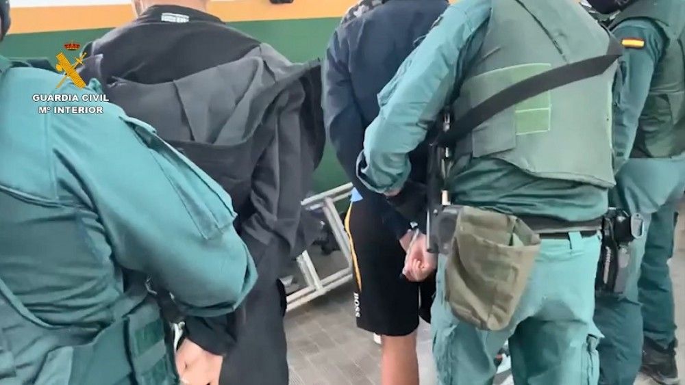 La Guardia Civil sorprende a 15 personas mientras alijaban unos 400 kg de hachís en una playa de Marbella