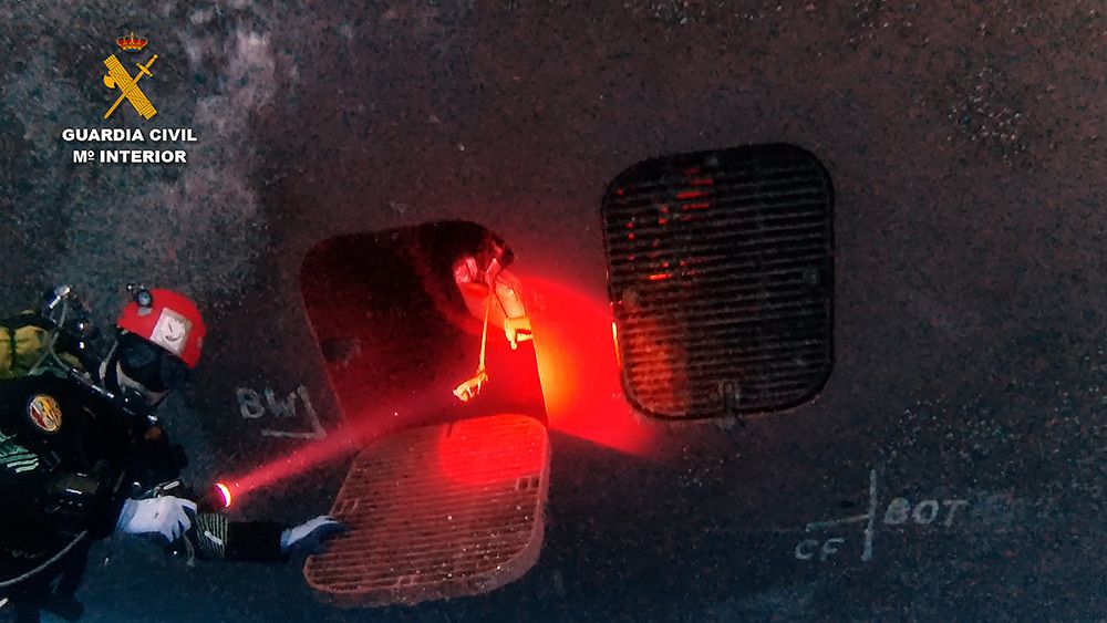 La Guardia Civil interviene 56 kilos de cocaína adosados en el casco de un barco en el puerto de Algeciras