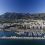 <p style="text-align: justify;">La hostilidad hacia el turismo que han expresado últimamente los residentes en algunos destinos españoles no parece llevarnos en Marbella a verle las orejas al lobo a pesar de que cada verano las tiene más grandes.</p>
 
<p style="text-align: justify;">Al igual que ha pasado en otros destinos turísticos que ya van camino de morir de éxito, empezando en Venecia y terminando en Málaga, nuestra ciudad también ha comenzado el habitual proceso gentrificador que esta actividad provoca en el centro de las ciudades y en los llamados cascos históricos.</p>
<p style="text-align: justify;">A pesar del discurso injustificadamente triunfalista e inevitablemente cortoplacista de todas las administraciones públicas cuando se habla de los datos turísticos, lo cierto es que el turismo tiene también un lado oscuro. La actividad genera el 12,6% del PIB nacional y emplea a 2,7 millones de personas, pero a un precio sobre el que no suelen reflexionar alcaldes y presidentes que solo aspiran a más visitantes, más gasto, más consumo, más dinero.</p>
<p style="text-align: justify;">A cambio, se produce el obligado desplazamiento social de la población nativa hacia los extrarradios, empujada por unas subidas de precios marcadas a golpe del superior poder adquisitivo de los visitantes. Es cierto que no todos los turistas son ricos, pero en los pocos días que tienen de vacaciones están dispuestos a quemar hasta el último cartucho para alcanzar ese nuevo santo grial que hoy ilumina la vida de un cada vez más alienado ciudadano medio, que es disfrutar, obtener un placer tan inmediato como efímero.</p>
<p style="text-align: justify;">El resultado lo estamos viendo todo los días en nuestra ciudad. Las viviendas habituales en el casco urbano desaparecen y mutan en apartamentos turísticos, los vecinos emigran hacia el extrarradio empujados por un ejército de foráneos uniformados con camiseta, bermudas y chanclas que arrastran sus ruidosas maletas con ruedecitas por los suelos empedrados del Casco Antiguo. Las pocas edificaciones originales que quedan en el centro de la ciudad van cayendo bajo la piqueta turística para acabar convertidas en hoteles "boutique" o apartamentos turísticos que venden su producto a un precio inasumible para la mayor parte de los nativos.</p>
<p style="text-align: justify;">El fenómeno no es nuevo, pero su creciente generalización e intensidad empieza a hacernos dudar sobre las bondades de una actividad económica que produce riqueza mientras crea pobreza, que está reduciendo las ciudades a parques temáticos y que ha contribuido de forma significativa al que es hoy probablemente el mayor problema nacional: el precio de la vivienda.</p>
<p style="text-align: justify;">Sin embargo, renunciar a los ingresos del turismo es tan estúpido como inviable, al igual que resulta imposible poner límite a esa avaricia humana que obliga a subir y subir precios para alcanzar ese inalcanzable "más", en una dinámica que siempre acaba teniendo un desenlace suicida. Porque el turismo como motor económico terminará fracasando; probablemente seguirá siendo un motor, pero con bastantes menos caballos.</p>
<p style="text-align: justify;">En un mundo con la riqueza concentrada en cada vez menos manos y con aumento inexorable de la pobreza, tanto relativa como absoluta, que lleva a la creciente desaparición de las clases medias, el turismo irá perdiendo su carácter general hasta volver a lo que fue en origen, un lujo solo al alcance de determinadas economías, sobre todo para destinos tan limitados como Marbella y otros muchos de costa que tienen en la playa y en la gastronomía sus principales y a veces únicos alicientes.</p>
<p style="text-align: justify;">Como actividad económica de escasísimo valor añadido, el turismo es demasiado débil para ser el único factor de producción de una economía, ya sea local, regional o nacional. Sería conveniente que algún político empezará a mirar un poco más allá del final de su legislatura para buscar la forma de crear o atraer otras actividades productivas de modo que el futuro de la economía local no gire exclusivamente en torno al turismo.</p>
<p style="text-align: justify;">Reposando todo el peso sobre una sola pata, terminaremos cayendo.</p>