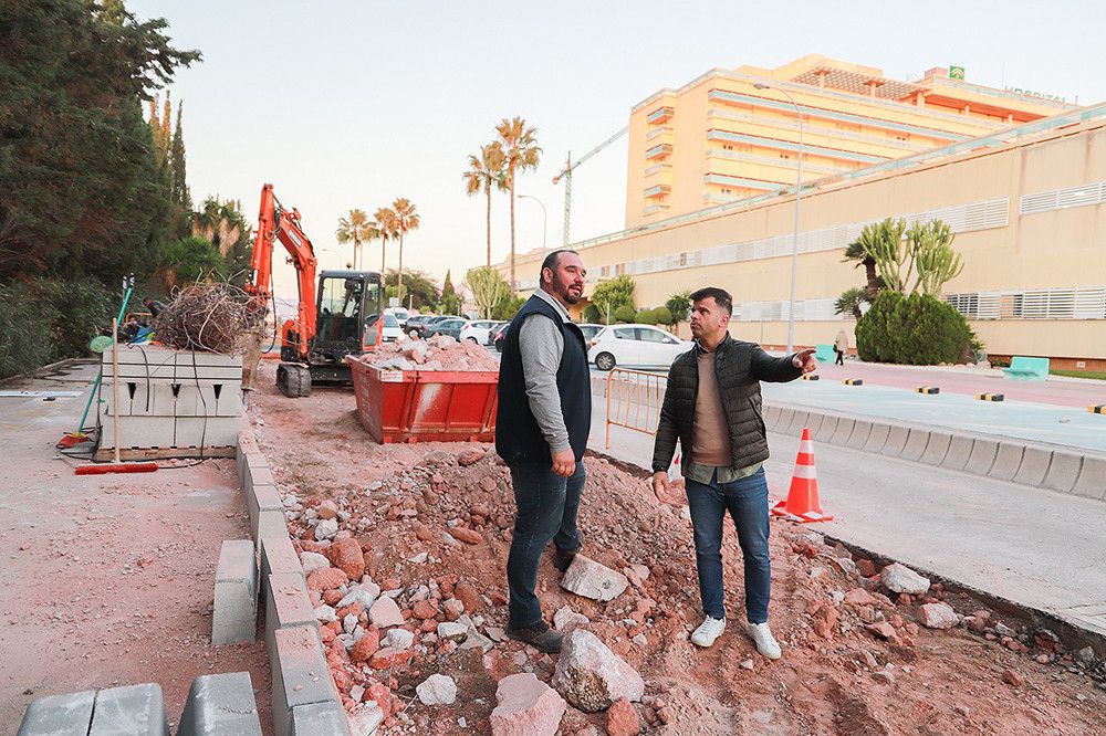 El Ayuntamiento remodela la parada de autobús del Hospital Costa del Sol con la instalación de tres nuevas marquesinas y bancos