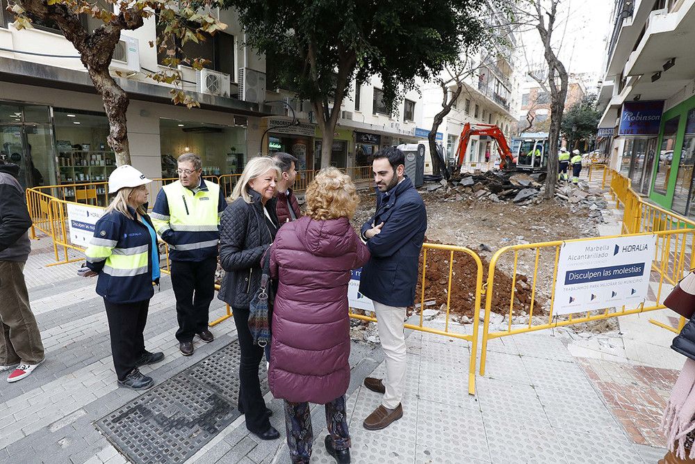 El Ayuntamiento impulsa la reforma de la calle Sierra Blanca para solventar los problemas de saneamiento y dotar a la vía de una imagen más moderna