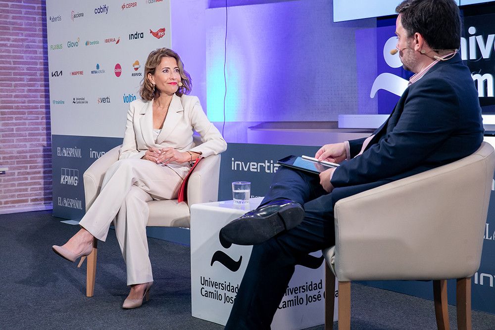 La ministra de Transportes defiende la necesidad de reducir la dependencia del vehículo privado para mitigar el tráfico