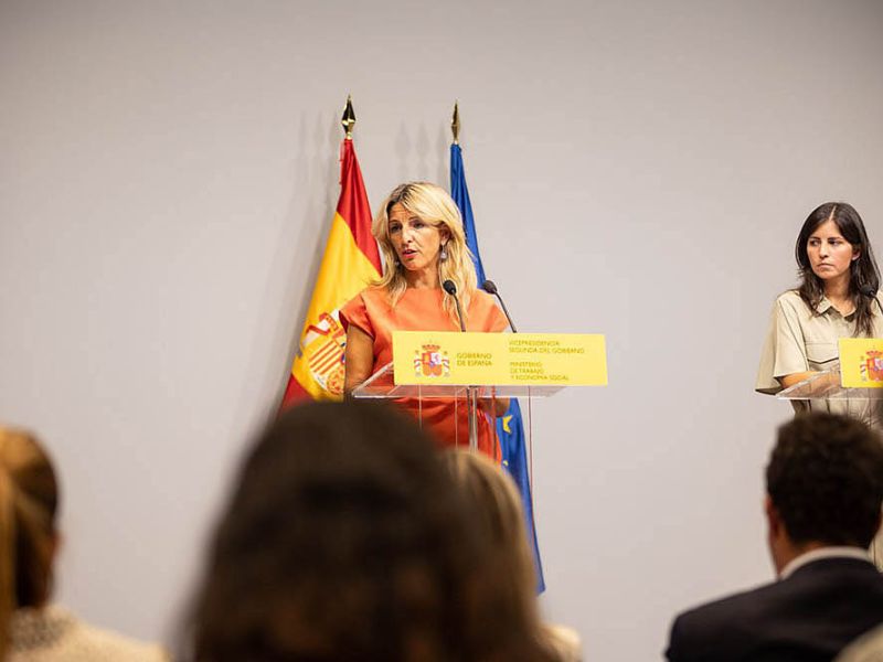La ministra de Trabajo utilizará a la Inspección para intentar imponer la igualdad de género "manu militari" en el mundo del fútbol