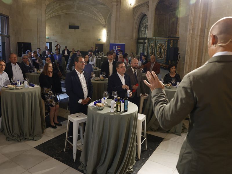 Los ministros de Agricultura de la UE conocen los beneficios del aceite de oliva virgen extra en una cata celebrada en Córdoba