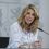 <p style="text-align: justify;">La ministra de Trabajo, Yolanda Díaz, amenaza con reincidir en el error de aumentar el Salario Mínimo Interprofesional (SMI) a tontas y a locas empobreciendo de nuevo a los empleados más vulnerables.</p>
 
<p style="text-align: justify;">Compelida probablemente por la angustia que provoca la certeza casi absoluta de que el resultado electoral castigará sin indulgencia las sucesivas torpezas cometidas por los ministros de Sumar en estos años, Díaz vuelve a adaptar la fórmula de Pedro Sánchez que podría enunciarse algo así como, "si no puedes ganar las elecciones, cómpralas". Al fin y al cabo, si el presidente en funciones ha prometido préstamos de 50.000 euros sin intereses a los jóvenes que pretendan adquirir una vivienda, no suena tan extraño que Yolanda intente pagarle las elecciones a su partido con el dinero del empresario, que es el que se hará cargo de la factura de los 24.162 euros brutos anuales por cada trabajador a jornada completa que supondría esa subida del SMI en un 7%.</p>
<p style="text-align: justify;">El problema es que esta democracia bursátil, en la que los sufragios se convierten en acciones que compran y venden unos candidatos convertidos ya en brokers, no funciona. Al menos no para el trabajador medio.</p>
<p style="text-align: justify;">Porque Yolanda Díaz tiene razón, la inmensa mayoría de los sueldos de este país no son bajos, son miserables, muchos de semiesclavitud si atendemos a las condiciones firmadas en el contrato y a la realidad de los excesos ante los que ha de transigir el trabajador para conservar el empleo.</p>
<p style="text-align: justify;">Sin embargo la ministra, a pesar de las experiencias anteriores, vuelve a equivocarse en la solución. Más aún, al igual que en las otras subidas del SMI, Díaz conseguirá justamente el efecto contrario al deseado: empobrecerá a los trabajadores, principalmente a los que cuentan con peores sueldos, al provocar nuevas subidas de precios que incidirán en una inflación ya disparada gracias a las estupideces de Putin en Ucrania y de Donald Trump en el estrecho de Ormuz, lo que inevitablemente nos conduce a una nueva pérdida de poder adquisitivo para las economías más débiles.</p>
<p style="text-align: justify;">Todo esto sin entrar en ese "efecto contagio" del que hablan los economistas y que implica que, al subir los costes laborales para el empresario, éste los trasladará al precio final que paga el consumidor por ese producto o servicio.</p>
<p style="text-align: justify;">En realidad el único que sí saca tajada de las sucesivas subidas del SMI es el Estado, que en está ocasión ingresará más de 2.000 millones por el incremento de las cotizaciones que pagará por cada nómina.</p>
<p style="text-align: justify;">A estas alturas, y después de que la mayoría de los españoles seamos cada vez menos ricos gracias a los numerosos errores de libro de texto cometidos por nuestros representantes, lo lógico es buscar una solución alternativa que no continúe fabricando pobres y destruyendo empleos.</p>
<p style="text-align: justify;">Si ya sabemos que las subidas de salarios al tun-tun solo sirven para intensificar la escalada inflacionista, el Gobierno debería buscar fórmulas para incidir, que no intervenir, en los precios.</p>
<p style="text-align: justify;">Porque con la cantinela de que todo sube por culpa de las guerras, las danas, los tsunamis y de aquello y de lo otro, lo cierto es que los que se están enriqueciendo de manera inmoral no son solo Trump y Putin, sino nuestras empresas petroleras y energéticas, el oligopolio de corporaciones que controla la alimentación a nivel mundial, los bancos por supuesto, los famosos fondos de inversión formados por los anteriormente mencionados y, en definitiva, los mismos de siempre.</p>
<p style="text-align: justify;">Cualquier trabajador que haya padecido las espasmódicas subidas del SMI seguramente tendría hoy una sola petición para la ministra: "No me subas el sueldo, contrólame los precios".</p>