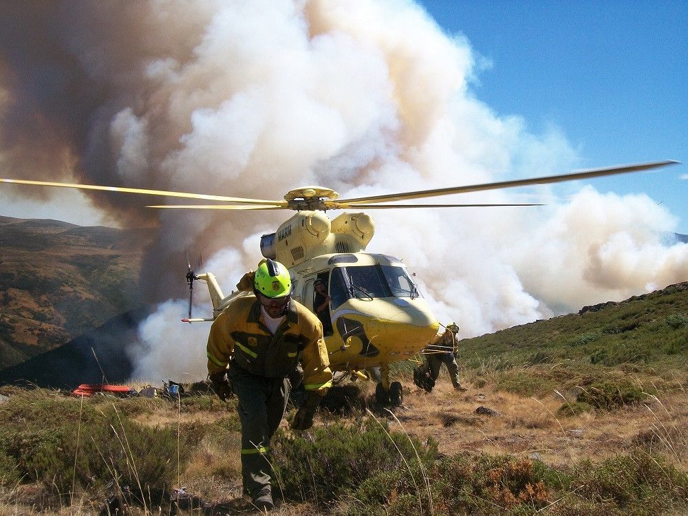 El ministerio envía más medios aéreos para luchar contra el incendio en Llançà, provincia de Girona