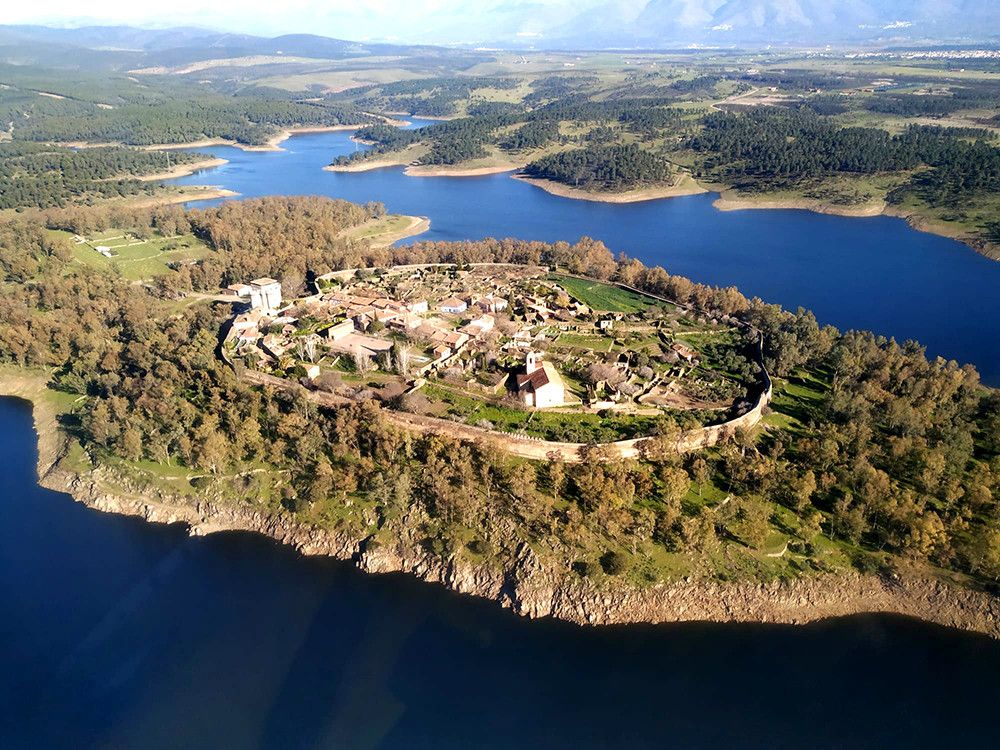 El MITECO impulsa un programa para recuperar pueblos abandonados en Umbralejo (Guadalajara) y Granadilla (Cáceres)