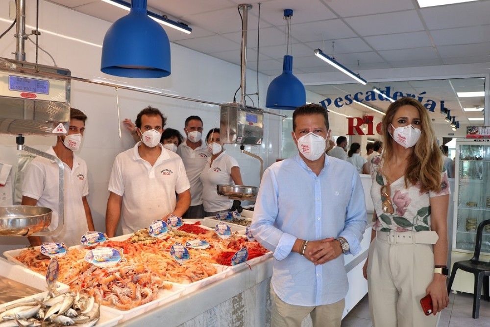El Ayuntamiento de Torrox reparte un millar de mascarillas FPP2 entre sus pequeños comercios
