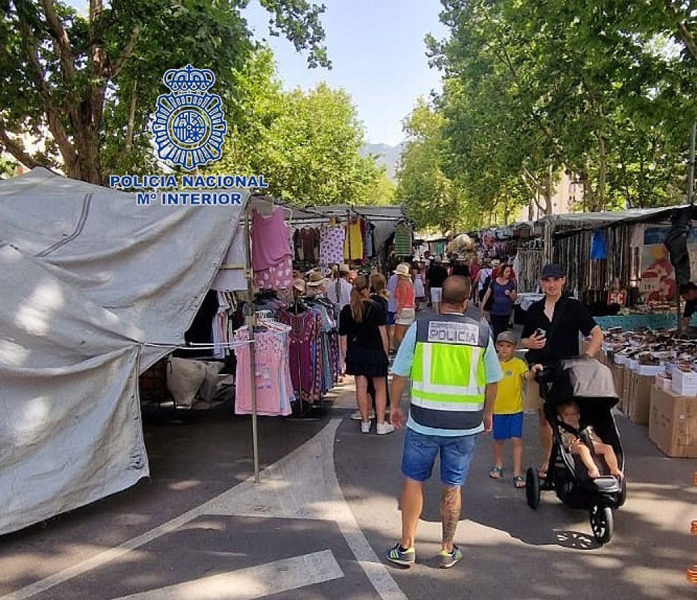 La Policía Nacional interviene más de 2.700 efectos falsificados en Marbella en una operación con una veintena de detenidos por un delito contra la propiedad industrial
