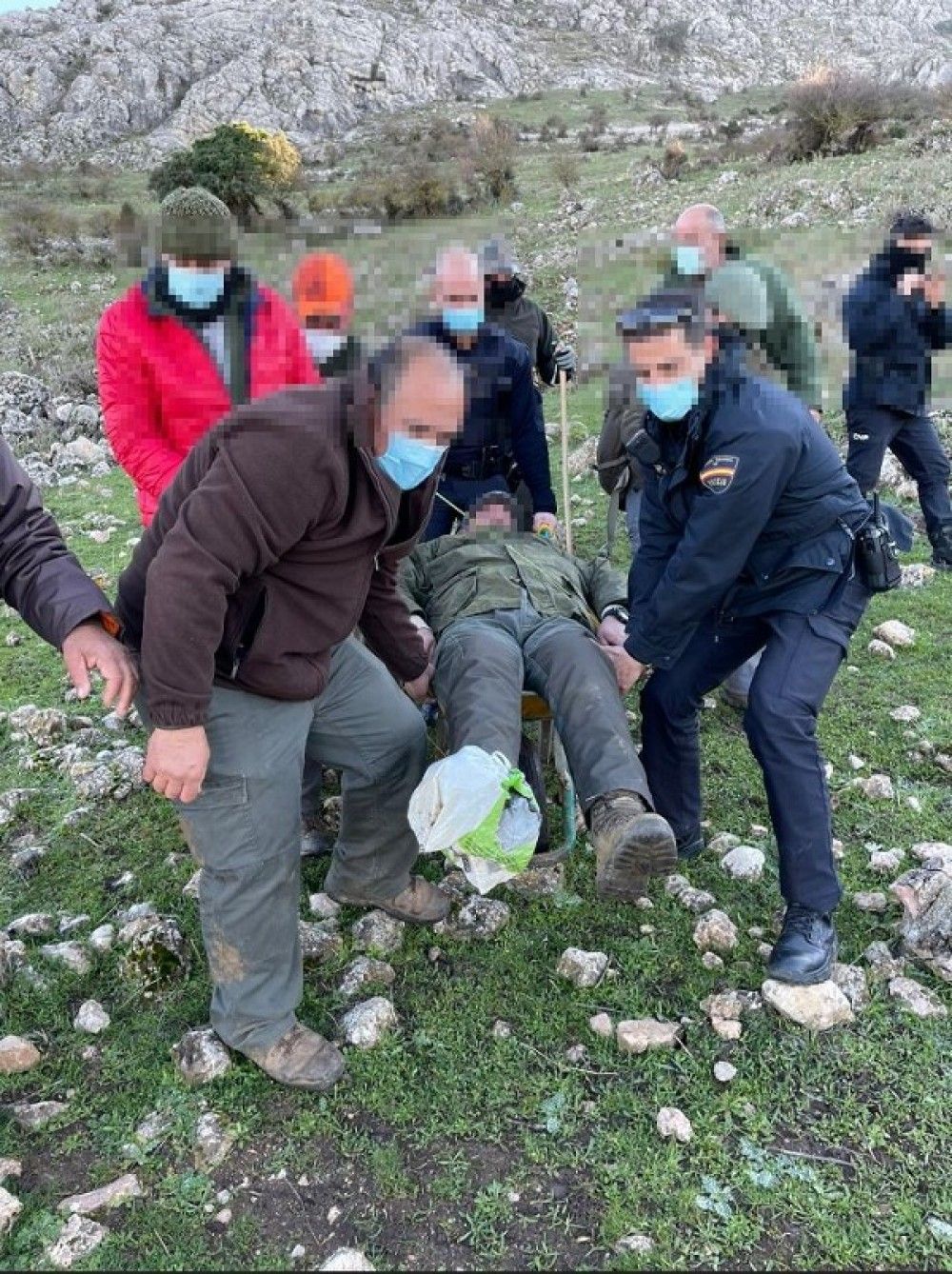 Rescatado un cazador con un tobillo fracturado en una zona montañosa de difícil acceso en Antequera