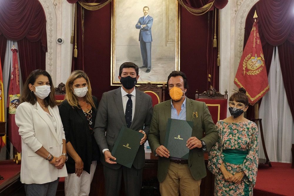 La Junta y el Ayuntamiento de Cádiz firman un protocolo para luchar contra los guías turísticos ilegales