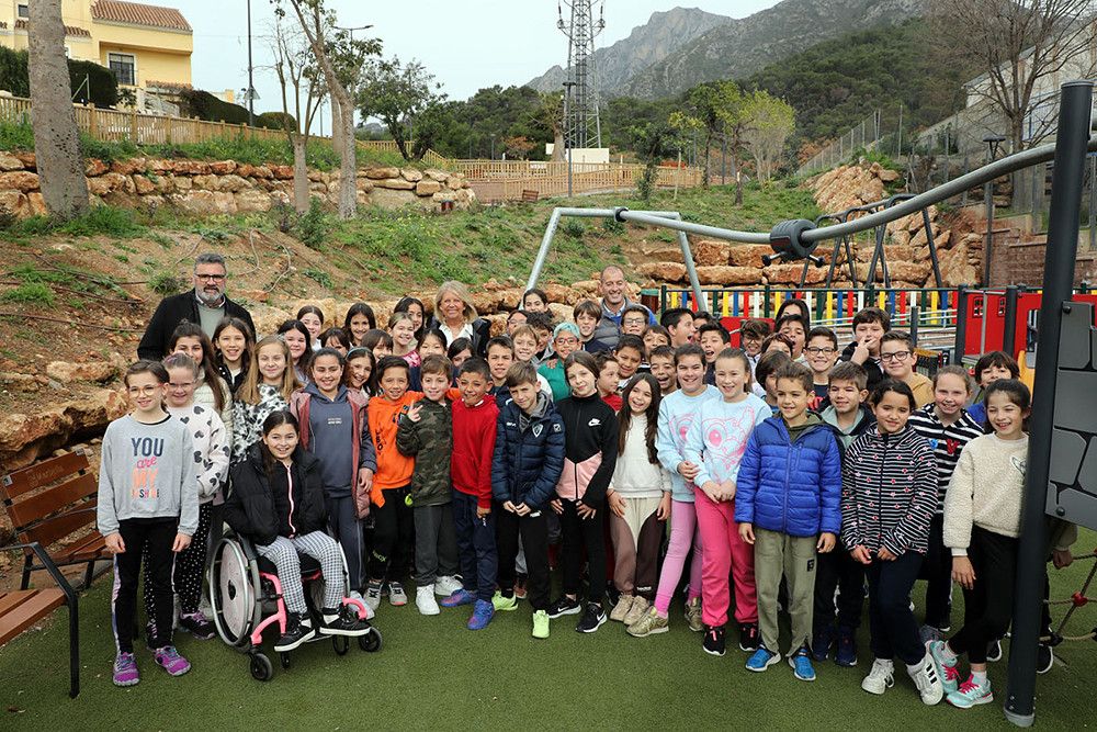 La alcaldesa mantiene un encuentro con alumnos de 4º de Primaria del colegio Xarblanca interesados en conocer la gestión municipal