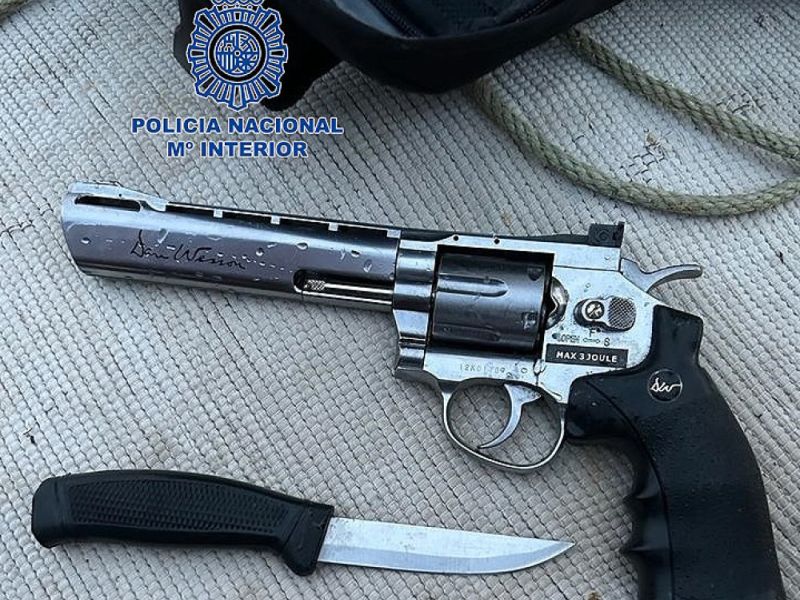 La Policía Nacional detiene a dos hombres que, tras asestar una puñalada a otro, huyeron a nado en el Puerto de Marbella