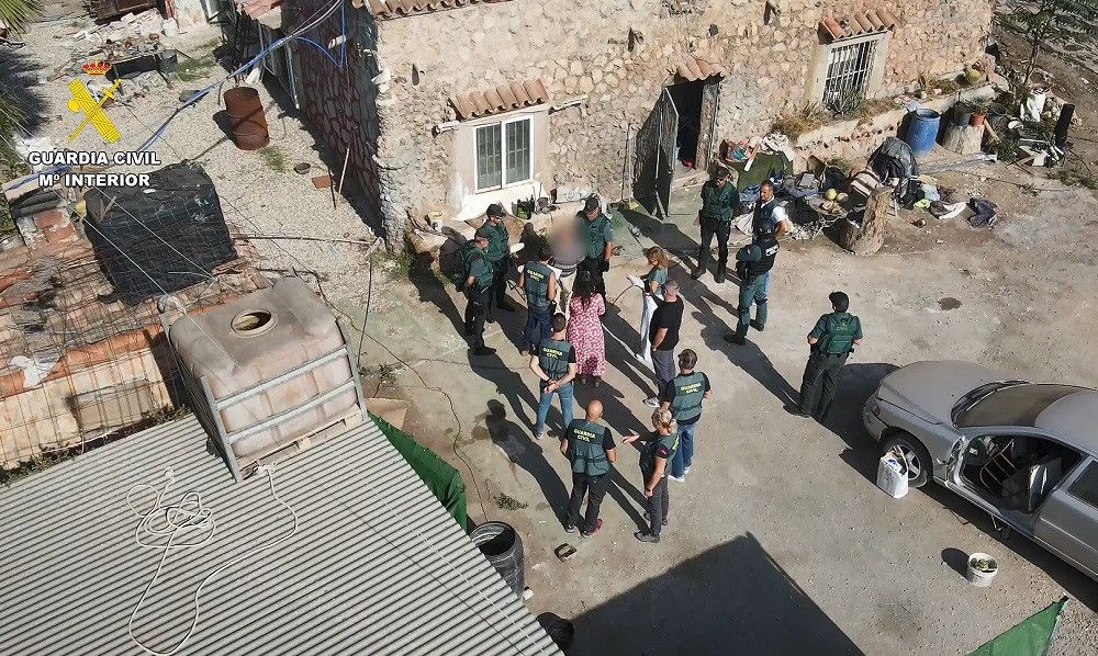 Detenida una persona que dejó heridos a dos guardias civiles cuando embistió con un todoterreno al vehículo oficial