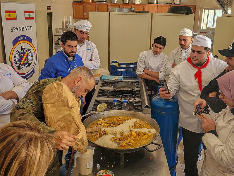 Cascos azules españoles enseñan en Líbano platos típicos de nuestra cocina
