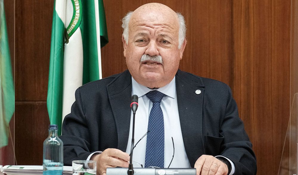El consejero de Salud defiende en el Parlamento el fin de la subasta de medicamentos en Andalucía